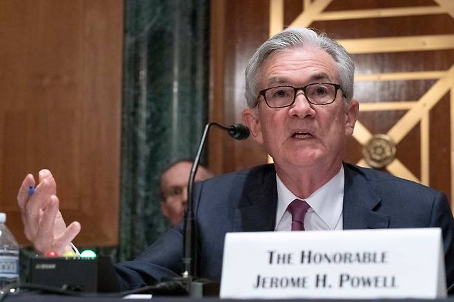 제롬 파월 미국 연방준비제도(Fed·연준) 의장이 인플레이션 압력과 관련해 예상보다 크고 길어지고 있다는 입장을 밝혔다고 월스트리트저널(WSJ)과 CNBC 방송 등 미 언론이 27일(현지 시각) 보도했다. 사진은 파월 의장이 지난 7월 15일 워싱턴DC에서 열린 상원 금융위원회 청문회에 출석해 증언하는 모습. /연합뉴스