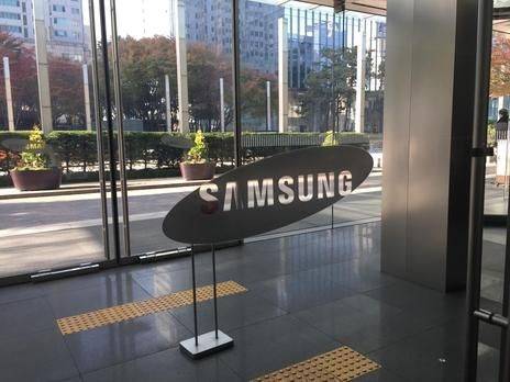 삼성전자 서초사옥 입구에 붙은 삼성 로고. /이민아 기자
