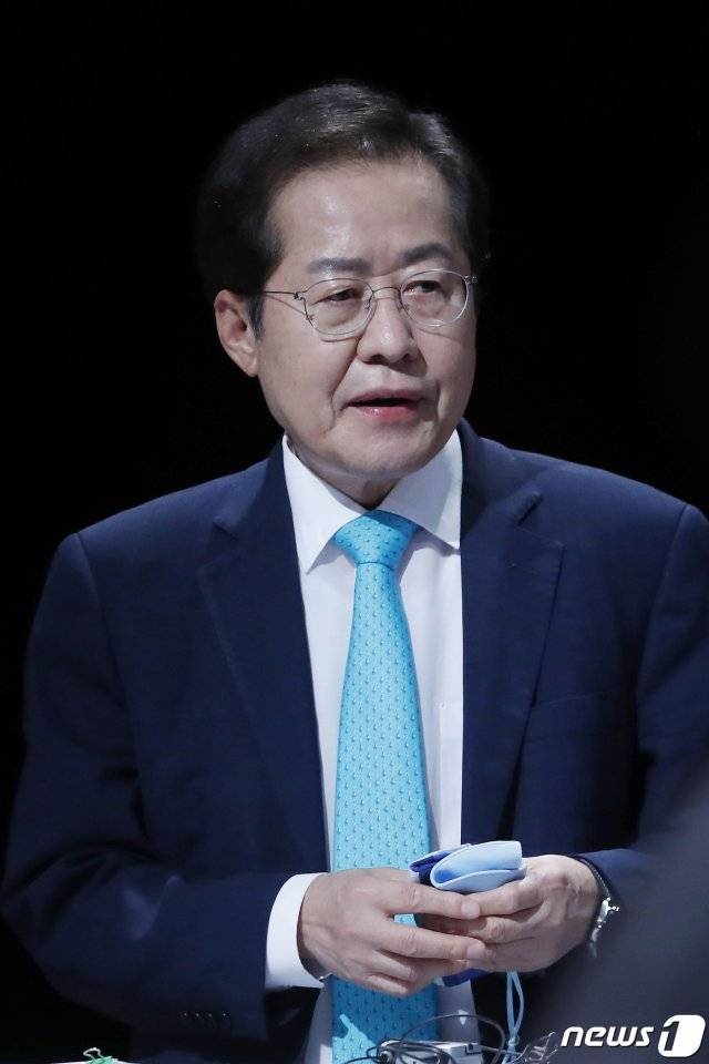 홍준표 국민의힘 대선 경선 예비후보가 28일 서울 상암동 MBC에서 열린 대선 경선 4차 방송토론회 준비를 하고 있다. 2021.9.28/뉴스1 © News1