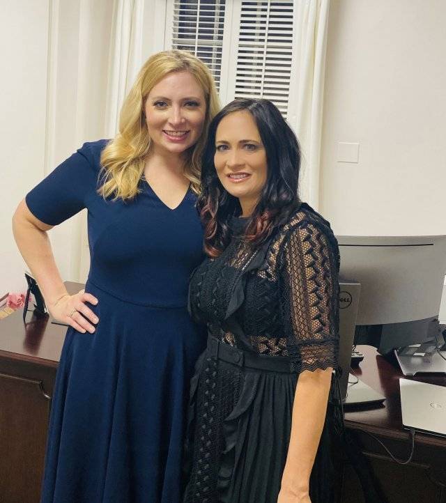 스테파니 그리셤 전 백악관 대변인(오른쪽)