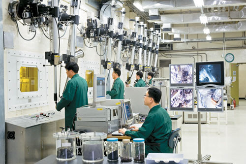 한국원자력연구원 연구진들이 파이로프로세싱 기술을 공학적 규모에서 모의 시험하기 위해 구축한 연구시설에서 실험을 진행하고 있다.  원자력연 제공