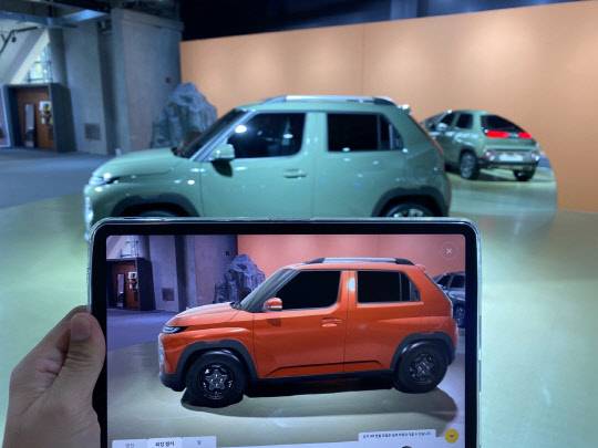 경기 기흥구 캐스퍼 스튜디오 1층에 전시된 캐스퍼 차량. 태블릿 PC의 증강현실(AR) 기능을 통해 색상과 휠 등을 바꿔볼 수 있다. 장우진 기자