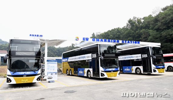 10월1일부터 포천~서울 잠실 3006번 경기도 공공버스 노선에 투입될 2층 전기버스. 사진제공=경기북부청