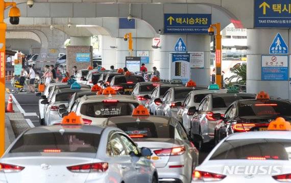 제주국제공항 도착장에 탑승객을 기다리는 택시가 길게 늘어서 있다. [사진=뉴시스DB]