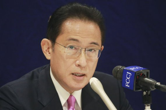 [도쿄(일본)=AP/뉴시스]지난 13일 기시다 후미오 전 정조회장이 도쿄에서 기자회견을 가지고 발언하고 있다. 2021.09.29. /사진=뉴시스