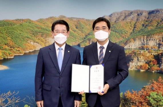 김영록 전남도지사(사진 왼쪽)가 송대수 신임 정무수석보좌관(오른쪽)에게 임명장을 수여한 뒤 기념촬영을 하고 있다.사진=전남도 제공