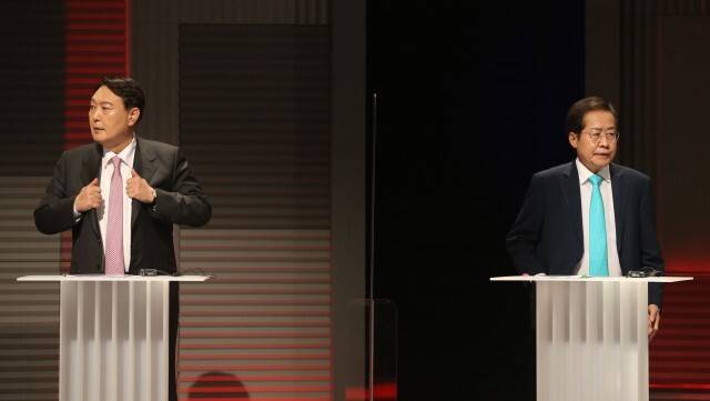국민의힘 윤석열(왼쪽), 홍준표 대선 경선 예비후보가 28일 서울 상암동 MBC에서 열린 대선 경선 예비 후보자 4차 방송토론회에서 방송 준비를 하고 있다. 국회사진기자단