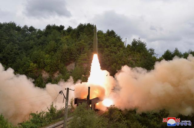 북한이 15일 열차에서 동해상으로 탄도미사일을 시험 발사하고 있다. 평양=AP 뉴시스