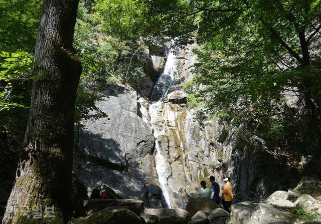 가령폭포는 높이 50m에 달하는 큰 폭포지만 분위기는 옹달샘처럼 아늑하다.
