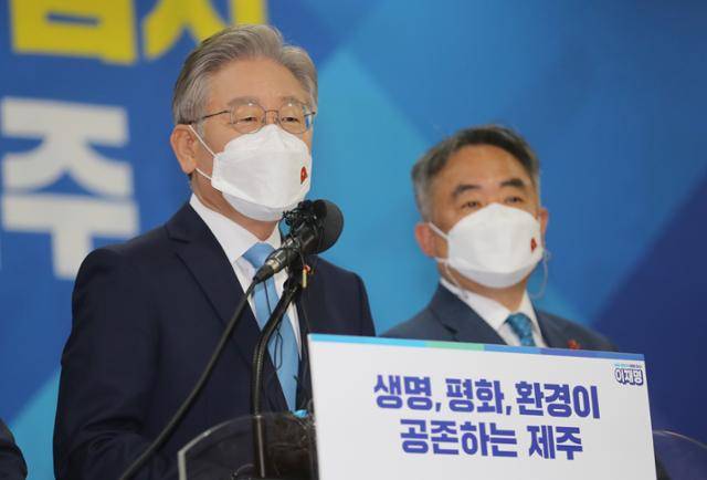 더불어민주당 대권 주자인 이재명 경기지사가 27일 제주상공회의소 국제회의장에서 제주지역 공약을 발표하고 있다. 제주=뉴스1