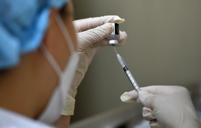 한 의료진이 29일 계명대 대구동산병원에 마련된 대구 중구 예방접종센터에서 화이자 백신을 주사기에 나눠 옮기고 있다. 뉴시스