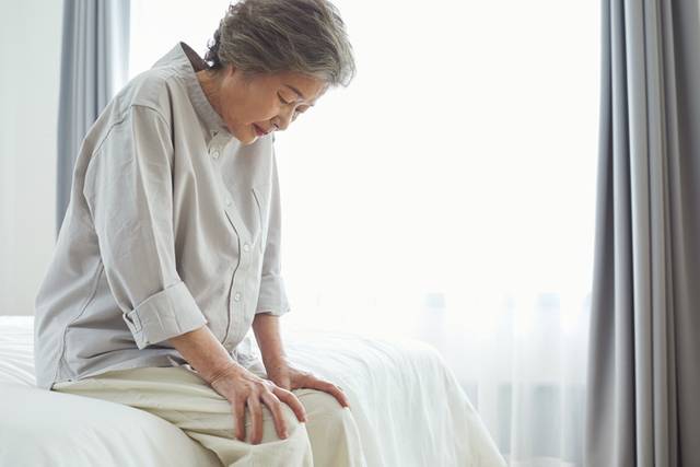 비가 오면 기압 차이와 높은 습도로 인해 무릎 통증이 심해질 수 있다./사진=게티이미지뱅크