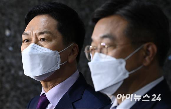 윤호중 더불어민주당 원내대표와 김기현 국민의힘 원내대표(왼쪽)가 29일 서울 여의도 국회에서 박병석 국회의장 주재로 열린 언론중재법 관련 여야 원내대표 회동을 마치고 합의문을 발표한 뒤 취재진의 질의에 답변하고 있다.