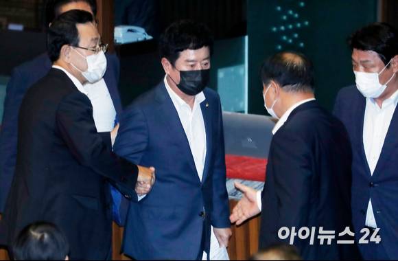 정찬민 국민의힘 의원이 29일 서울 여의도 국회에서 열린 본회의에서 체포동의안 표결 전 신상발언을 마치고 동료 의원들과 인사하고 있다.