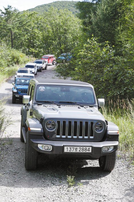 국내 최초 지프 전용 오프로드 트레일 프로그램 ‘지프 와일드 트레일(Jeep Wild Trail)’이 개최됐다. 코스를 달리는 JEEP 랭글러. [사진 스텔란티스 코리아]