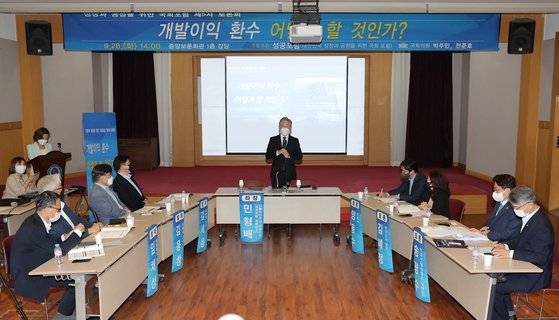 더불어민주당 이재명 대선 경선 후보가 28일 오후 서울 영등포구 중앙보훈회관에서 열린 개발이익 환수 법제화 긴급토론회에서 인사말을 하고 있다. 토론회에서는 개발이익 환수를 위한 적정이익률 산정이 화두가 됐다. 연합뉴스