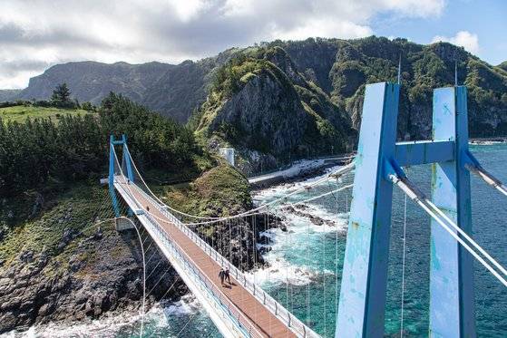 현수교를 건너 관음도로 건너가서 바라본 울릉도. 최승표 기자