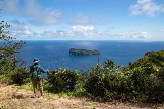 내수전 옛길을 걷다가 만난 풍경. 바다 가운데 있는 섬은 죽도다. 최승표 기자
