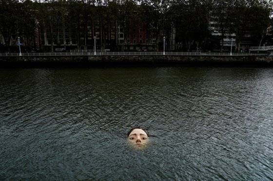 스페인 빌바오의 네르비온강에 설치된 조형물. 로이터=연합뉴스