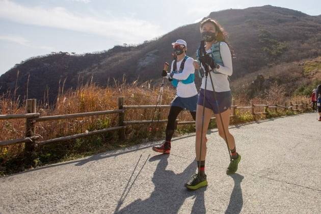 2020 울주 나인피크 트레일 대회 참가자가 산길을 걷고 있다