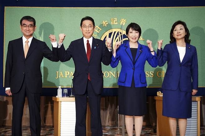 자민당 총재 후보자 4인방. 왼쪽부터 고노 다로 행정개혁담당상, 기시다 후미오 전 자민당 정무조사회장, 다카이치 사나에 전 총무상, 노다 세이코 자민당 간사장 대행. 도쿄|AP연합뉴스