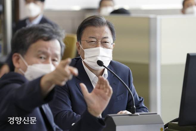 문재인 대통령이 지난 15일 국방과학연구소 안흥시험장에서 미사일전력 발사시험을  참관하고 있다. 청와대 제공