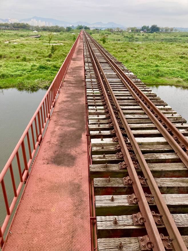 만경강을 가로지르는 옛 만경강 철교(등록문화재 579호).