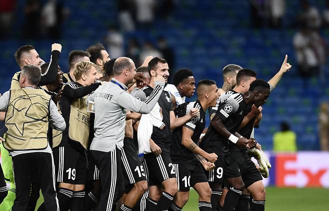 “바로 이거야” 셰리프 티라스폴 선수들이 29일 스페인 마드리드에서 열린 유럽챔피언스리그 D조 2차전에서 레알 마드리드에 2-1로 승리한 뒤 기뻐하고 있다. 마드리드 | AP연합뉴스