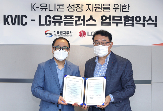 Koo Hyung-chul, director of the global growth division at the Korea Venture Investment Corp., left, and Park Jong-wook, chief strategy officer at LG U+, pose for a photo after signing a memorandum of understanding to jointly nurture promising start-ups on Wednesday. [LG U+]