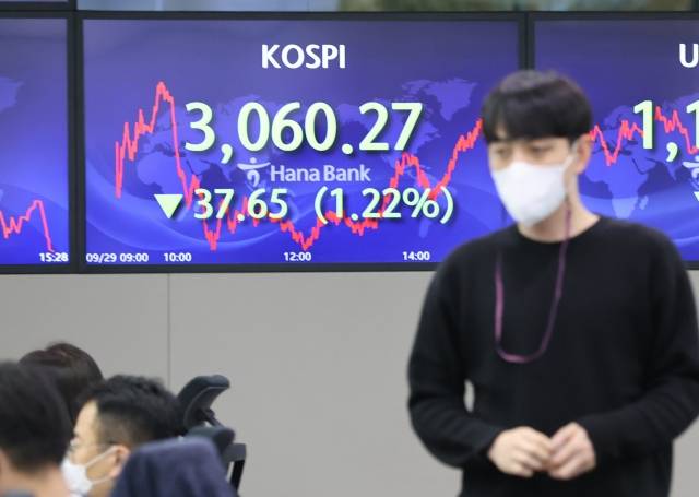 29일 서울 중구 하나은행 딜링룸의 코스피지수 전광판. 연합뉴스