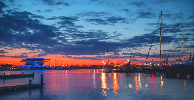 스페인 동쪽 지중해 연안 발렌시아 마리나항이 이른 아침 밝아오는 여명과 함께 이국적이고 감성적인 풍광을 펼쳐놓고 있다. 멀리 왼쪽 건물 앞에서 지난 20일 전 세계 전통 미식 분야 거장들이 참여한 가운데 '파에야 월드컵'이 개최됐다.