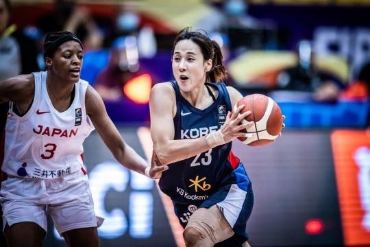일본과 경기에서 돌파를 시도하는 김단비(오른쪽)
[FIBA 제공]