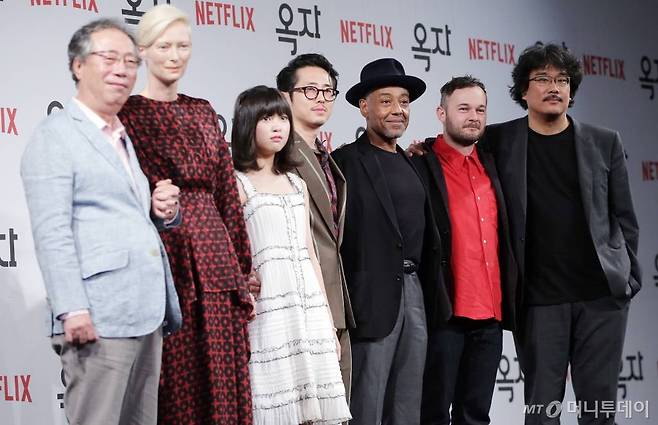 변희봉, 틸다 스윈튼, 안서현, 스티븐 연, 지안카를로 에스포지토, 다니엘 헨션, 봉준호 감독(왼쪽부터)이 영화 '옥자' 기자회견에서 포즈를 취하고 있다./사진=김창현 기자 chmt@