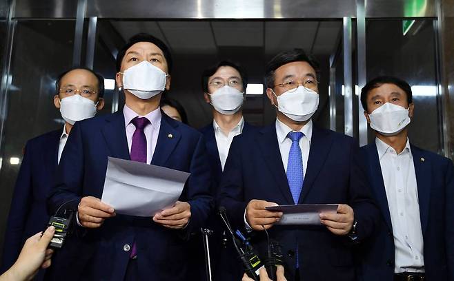 [서울=뉴시스] 최동준 기자 = 윤호중 더불어민주당 원내대표, 김기현 국민의힘 원내대표가 29일 서울 여의도 국회 의장실에서 언론중재법 관련 회동을 마치고 합의문 발표를 하고 있다. (공동취재사진) 2021.09.29.