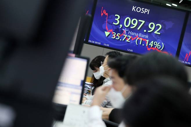 지난 28일 유안타증권은 자사주를 매입·소각했거나 최대주주의 지분이 늘어난 종목에 주목해야 한다는 분석을 내놨다. 사진은 서울 중구 하나은행 명동점 딜링룸 전광판 모습./사진=뉴스1