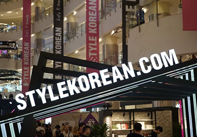 29일 실리콘투가 코스닥 상장 첫날 상승세를 기록하고 있다. 사진은 인도네시아 스타일코리안 매장 전경./사진=실리콘투