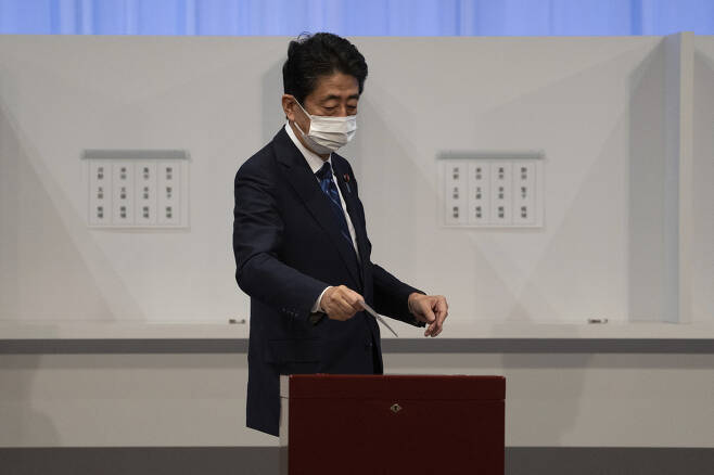 아베 신조(安倍晋三) 전 일본 총리가 29일 도쿄(東京) 한 호텔에서 열린 집권 자민당 총재 선거에서 투표하고 있다. [AP]
