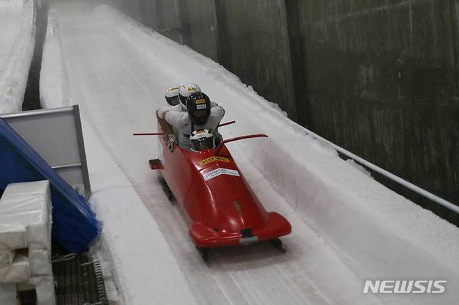 [서울=뉴시스] 봅슬레이 대표팀 훈련. (사진=대한봅슬레이스켈레톤연맹 제공)