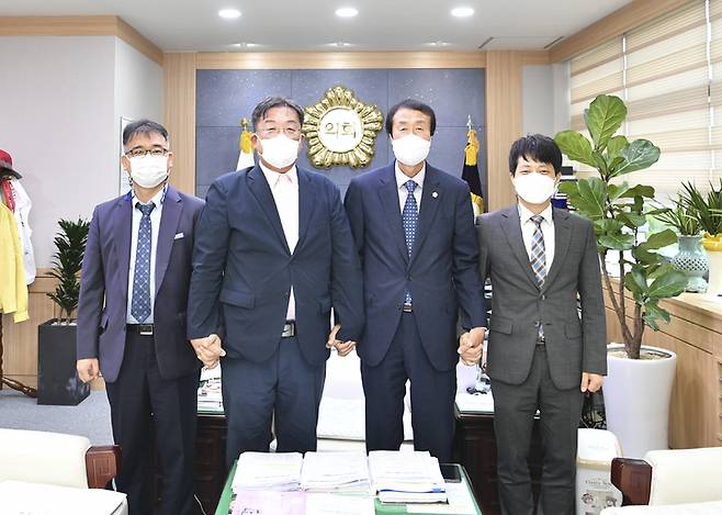 이우청(왼쪽 세번째) 의장이 이은직 총장과 면담한 후 기념사진을 찍고 있다. (사진=김천시의회 제공) *재판매 및 DB 금지