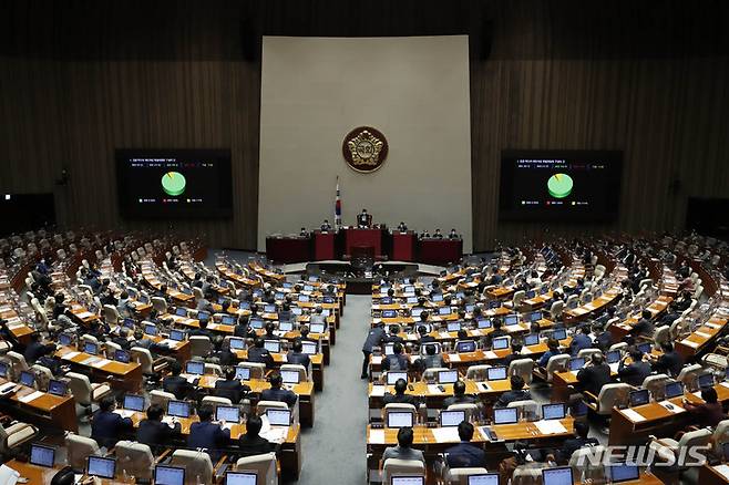 [서울=뉴시스] 최동준 기자 = 29일 서울 여의도 국회에서 열린 본회의에서 언론-미디어 제도개선 특별위원회 구성의 건이 통과되고 있다. 2021.09.29. photocdj@newsis.com
