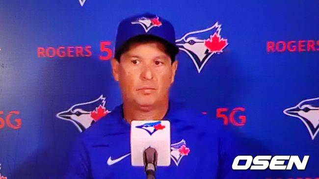 [사진]토론토의 찰리 몬토요 감독이 29일(한국시간) 로저스 센터에서 벌어진 뉴욕 양키스와의 홈경기에서 패한 뒤 화상 인터뷰를 진행하고 있다. <토론토 블루제이스 구단 제공 영상 캡처>