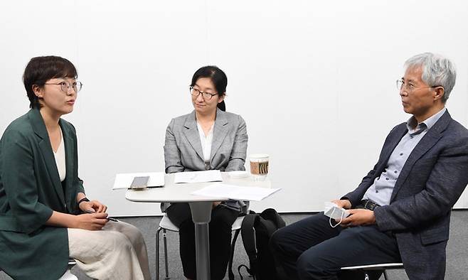 오현주 함께주택협동조합 부이사(왼쪽), 변금선 서울연구원 부연구위원(가운데), 신광영 중앙대 사회학과 교수가 최근 서울 용산구 세계일보 사옥에서 열린 좌담회에서 ‘공정한 나라의 계층사다리’를 주제로 의견을 나누고 있다. 이들은 한국 사회의 계층사다리를 복원하려면 교육격차를 해소하기 위한 지원과 일자리 창출 등이 전제돼야 한다고 입을 모았다. 이제원 기자