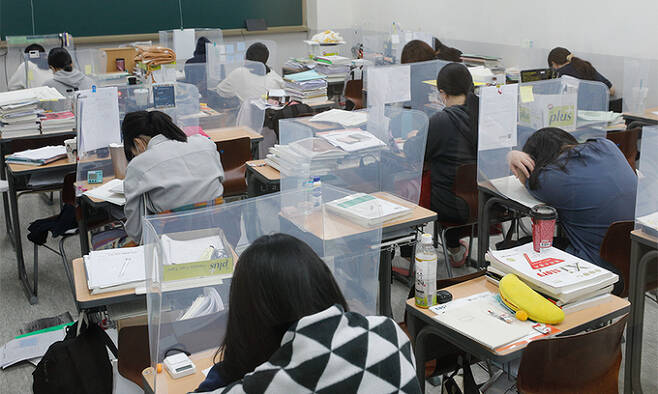 지난 22일 서울 마포구 한 학원에서 대학수학능력시험을 앞둔 수험생들이 자습을 하고 있다. 뉴스1