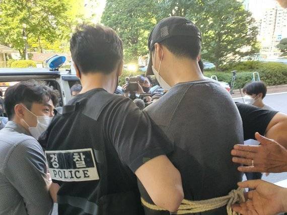 지난 15일 오전 서울서부지법에 출석한 A씨. 뉴스1