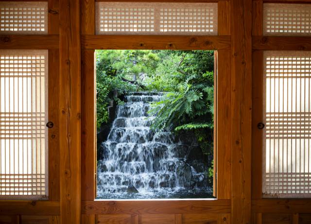 청운문학도서관 독채에서 내다본 인공 폭포.