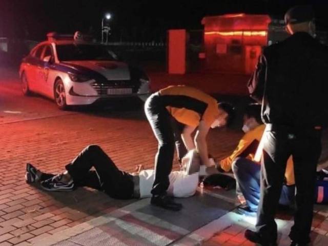 26일 인천 영종도 왕산마리나 주차장에서 쓰러진 유투버 A씨가 119 구급대에 구조되고 있다. / 온라인 커뮤니티 '뽐뿌' 캡처