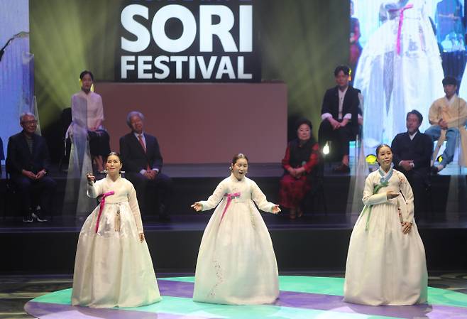 29일 오후 전북 전주 한국소리문화의전당 모악당에서 열린 2021 전주세계소리축제 개막 공연에서 방수미, 박애리, 정상희 명창이 아리랑를 부르고 있다. 연합뉴스