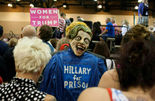 2016년 10월 29일(현지시간) 미국 애리조나주 피닉스에서 열린 미국 공화당 대선후보 도널드 트럼프의 유세 현장에서 한 지지자가 클린턴을 좀비로 묘사한 가면을 쓰고 있다. / AFP/경향자료
