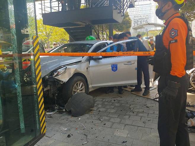 부산서 80대 몰던 택시 인도 돌진…4명 경상 [부산경찰청 제공·재판매 및 DB 금지]