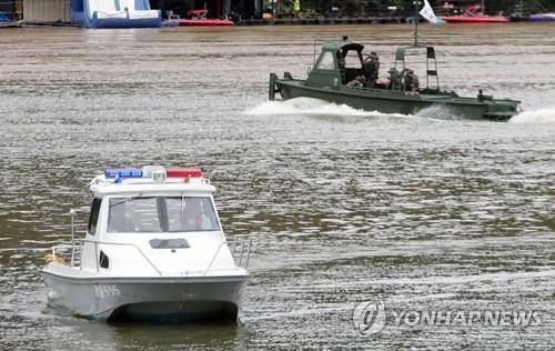 지난해 8월 11일 실종자 수색 [연합뉴스 자료사진]